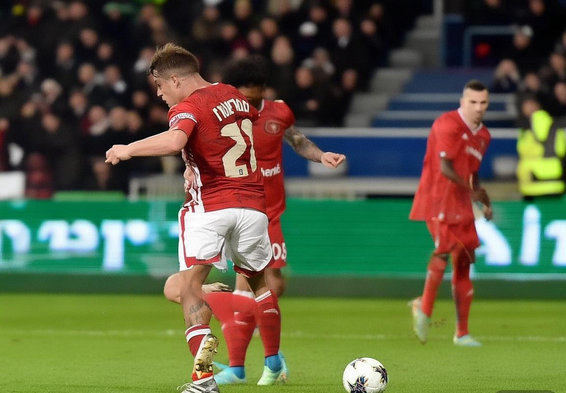 欧冠榜首对决：9.5亿欧元领头羊不败纪录终结，16胜1平神话破灭